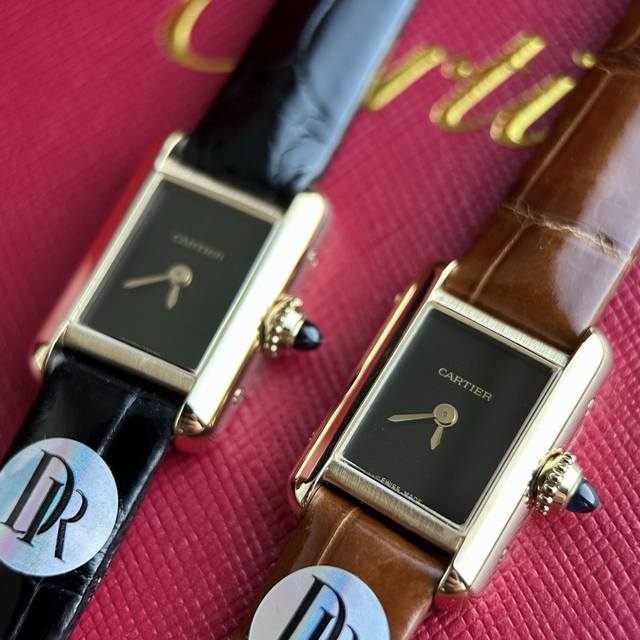 Tank Louis Cartier迷你小尺寸款腕表以 24 16.5Mm X 6.2Mm的表盘尺寸，瑞士进口机芯！经典的设计混以全新的比例搭配，更显精巧别致而