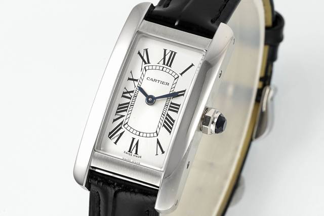 Af创意与美学之作 卡地亚Tank AméRicaine，跨越时代的风格力量 35.4*19.4Mm小号表壳，两侧垂直表耳象征坦克履带，而矩形表壳代表坦克仓位主