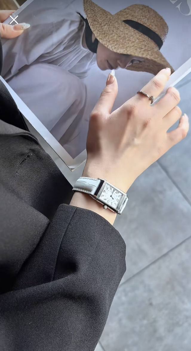 新款积家经典翻转系列高级女士腕表[飞吻][飞吻]精钢表壳，独特设计180度旋转翻盖，内置瑞士石英机芯，走时精准稳定！真皮表带，尺寸1比1，尺寸：23*34Mm