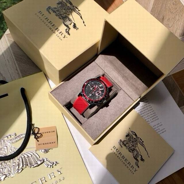 新款到！英国经典奢侈品牌，Burberry 巴宝莉石英男表，Bu9805，巴宝莉永恒经典的格子风格渗透到表盘上，既典雅又不失美感，原装瑞士机芯，蓝宝石玻璃镜面，