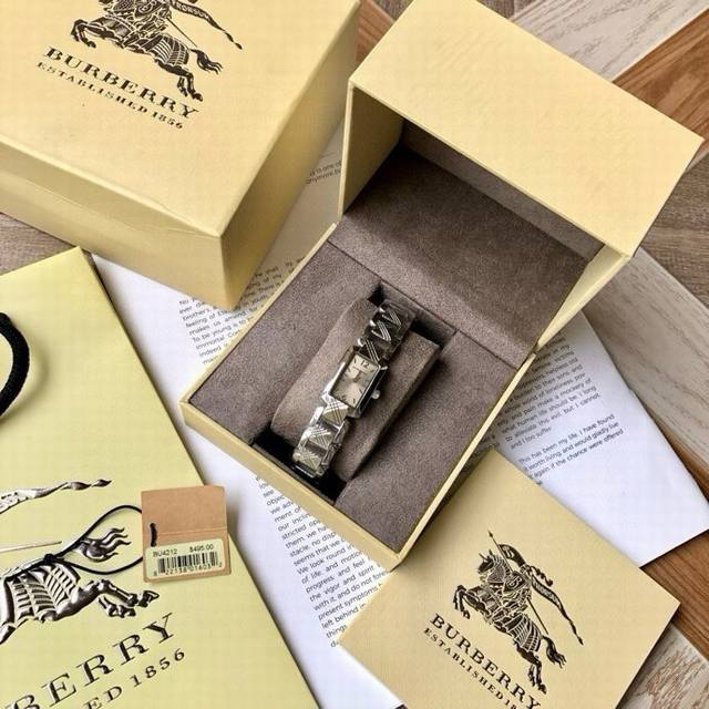 英国百年传承经典奢侈品牌，Burberry 巴宝莉石英女表，Bu4212，巴宝莉永恒经典的格纹表带，既典雅又不失美感，腕间这一抹英伦格调永远是你的气质徽章原装瑞