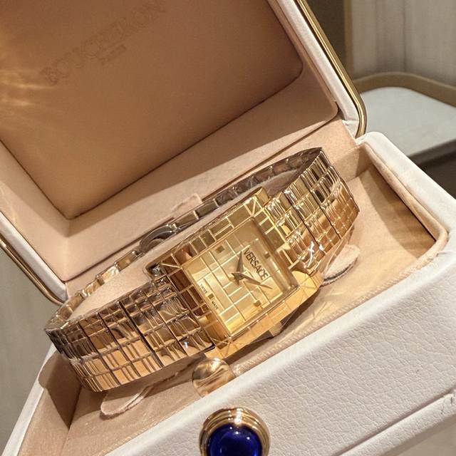 金 320 Versace Mosaic 系列 范思哲 2025 秋冬新款系列 以古典世界为灵感来源 融合马赛克图案和现代设计 呈现出成熟典雅且富有视觉张力的造