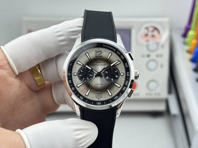 新品 Jaeger-Lecoultre 积家北宸系列腕表，儒雅而至~！ 精彩细节 表壳打磨：为了追求温润如玉的效果，制表师精磨细造，慢工出细活。 开模，完美与一