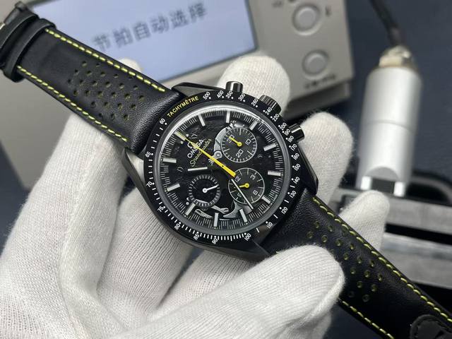 收藏级腕表登场！Om Factory 2025匠心巨献 欧米茄超霸月之暗面 阿波罗8号 复刻巅峰之作震撼来袭！表盘匠心复刻月球表面凹凸肌理，每一道纹理都诉说着太