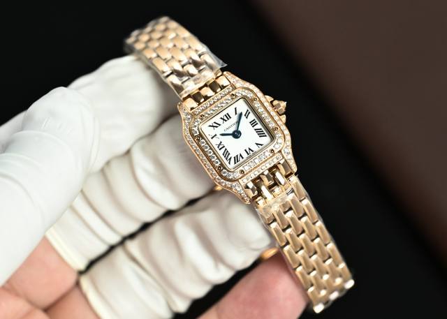 白 -金 钻+150 猎豹系列 新增迷你号 19Mm*25Mm 原版瑞士进口石英机芯# 走时稳定 续航足 2-3年更换电池～ 采用进口316L精钢表壳，全部壳套