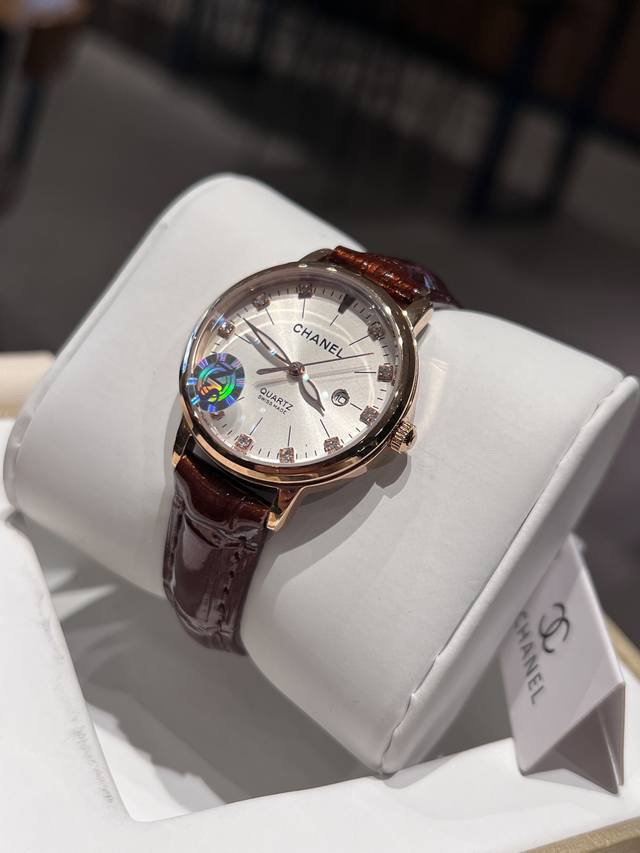 白 金 钢带+20 钻圈+20 香奈儿 女士腕表 进口石英机芯 316L精钢表壳 直径34Mm厚8Mm该款腕表备受女性喜爱，四季衣服搭配，尽显优雅 在不同的场合
