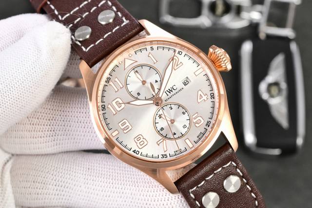 白 -金 Iwc旗下最耀眼的明星，万国长动能月相专家。 全新飞行员系列Iw51584透底腕表。 表壳 316L精钢表壳，打磨抛光非常圆润。小秒针盘位于6点钟位置