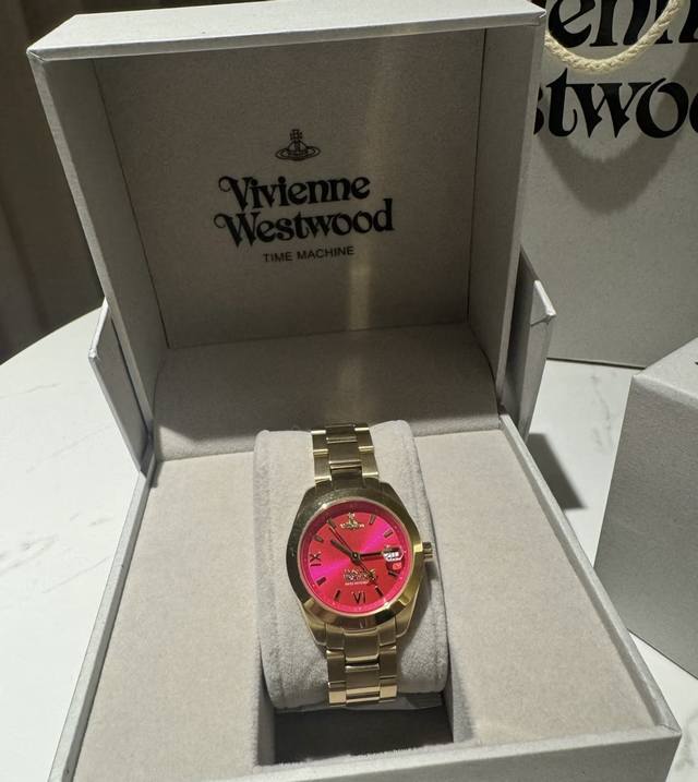 西太后火龙果 虽然配色有些夸张，但作为配饰还是蛮适合女孩子夏天搭配呀，还要感谢我的姐妹和她老公帮忙拆掉了几节表扣，刚刚好#西太后粉金手表 #西太后 #西太后火龙