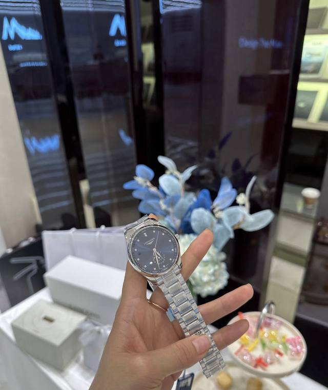 浪琴名匠月相蓝盘，儒雅绅士的男朋友风格，6点位置月相和日期显示，高级感十足！ 男朋友的五一节礼物超爱#浪琴Longines 人生第一块正装表 #男人的腕表 #雾