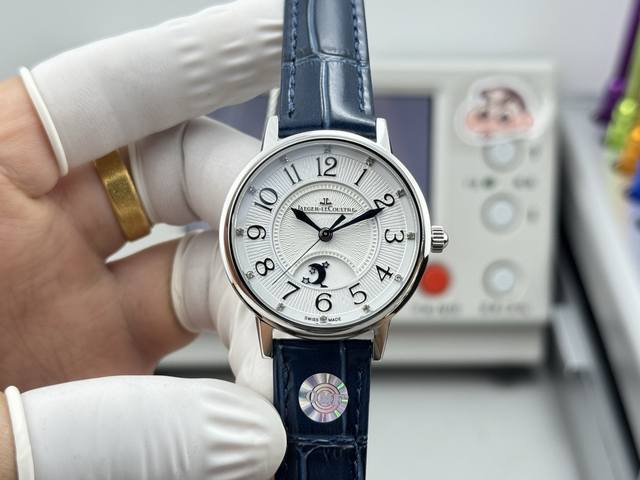 最新款积家约会34Mm 新款积家约会昼夜显示钻款最新到货！ 新款光圈壳的表盘从老款的圆点改成轨道 新款钻圈壳的表盘从老款的圆点改成了一圈钻 人工培育钻 新老款都