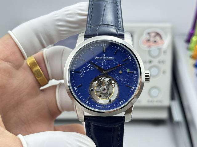 今日推荐积金-陀飞轮系列。 积家Master Ultra Thin Tourbillon陀飞轮大师系列腕表的设计灵感源自制表领域中最辉煌的时代。太子妃式指针散发