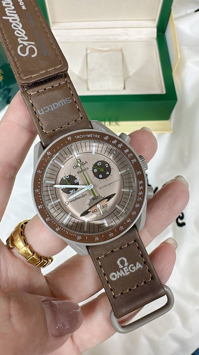 Swatch联名 一体壳 系列 性价比超高。认准细节品质！ Swatch斯沃琪联名款 钢灰色手表，黑色 Velcro 表带，栩栩如生地体现月亮的气质。所有指针和