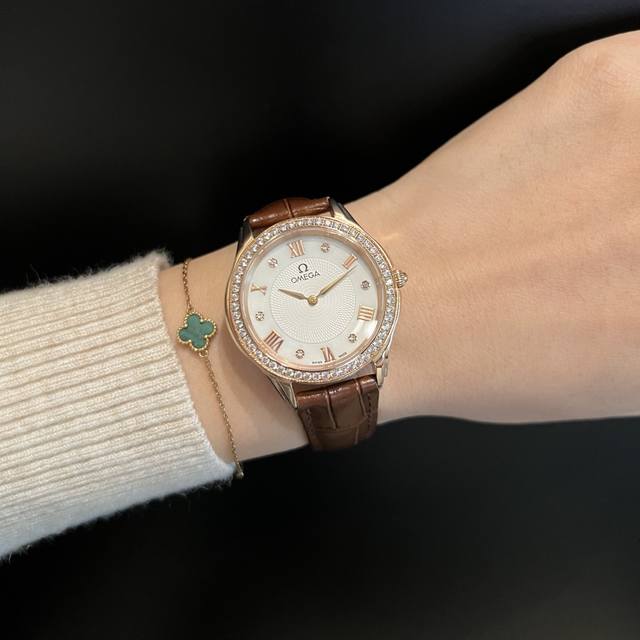 Omega 欧米茄花女神必配，手表采用双卜蓝宝石玻璃 配置精准进口机芯 完美33Mm 厚13Mm尺寸 316实心精钢 钻钻细心入镶 撩动心弦一遍一遍，恰似玫瑰的