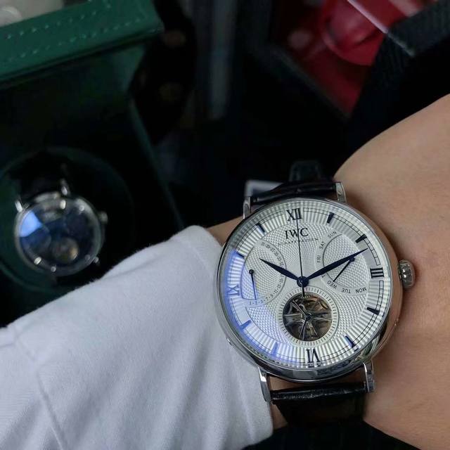 白 金 品牌:万国 多功能飞轮新品，商务休闲 奢华大气类型：精品男士腕表 新品 表带：真牛皮表带 舒适 机芯:高级机械机芯 稳定 材料：矿物质防刮镜面 高清，耐