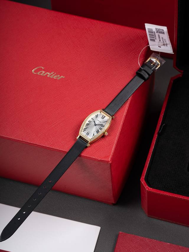 梦中情表就是这枚卡地亚Tonneau酒桶金钻表，尺寸21.5Mm X 39.2Mmx7.52，拿到手的瞬间直接被美晕，法式优雅刻进骨子里的设计真的绝了！酒桶形表