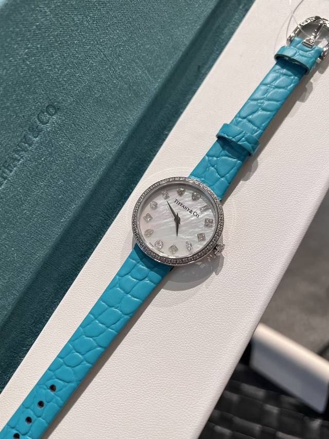 升级版无法抗拒的Tiffany蒂芙尼 永恒无始无终，唯有此时此刻 这款腕表的表盘设计灵感源自20世纪六七十年代的一系列蒂芙尼复古广告，每个时标分别镶嵌一颗采用不