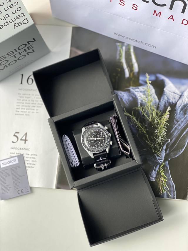 Swatch联名 一体壳 零瑕疵 款式3号 金星款 粉色。性超高。 认准细节品质！ Swatch斯沃琪联名款 这款手表设计如此醒目，白色 Velcro 表带与柔