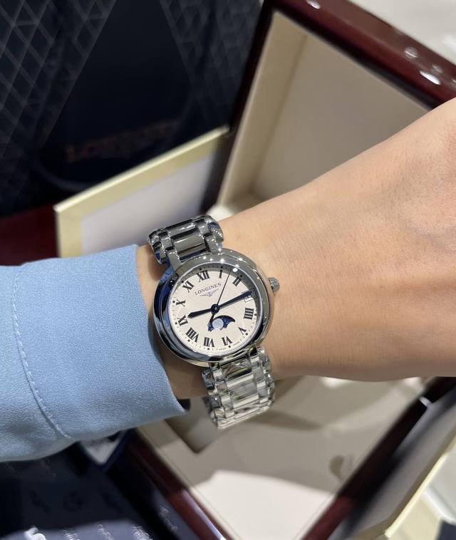 浪琴心月系列这款罗马时刻标带月相的款式真的太好看了！ [飞吻R]30.5Mm表盘直径无论手腕大小都能驾驭 柜姐手腕14Mm [派对R]表盘略微复古，搭配罗马字盘