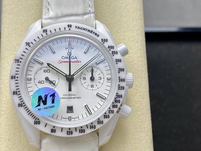 N1Factory 最新力作欧米茄月之暗面系列 完美出击 续写传奇 N1自主研发自制9300机芯3点盘为 12小时 和 30分 钟 累积计时盘，所有功能及外观均