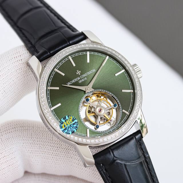 江诗丹顿全新Traditionnelle传袭系列陀飞轮腕表，经典设计焕然一新，展现出制表传统与现代美学的和谐相融，迷人的深绿色旭日纹表盘，搭配白金材质的棒状时标