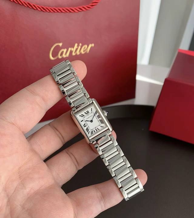 卡地亚新款坦克Must女表来啦，这款是小号的尺寸，对于手围比较小的女生正合适，更多人不知道蓝气球和坦克怎么选，这个就是看你自己个人喜欢了，反正我推荐这款卡地亚坦