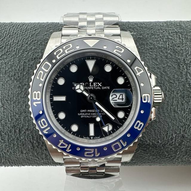 Arf劳力士Gmt格林尼治升级版。采用一致904L钢材，一体成形的陶瓷白金字体圈口与一致。全新3285一体机芯。同步Gmt针通过正反调时间及日历，配件通用原装。