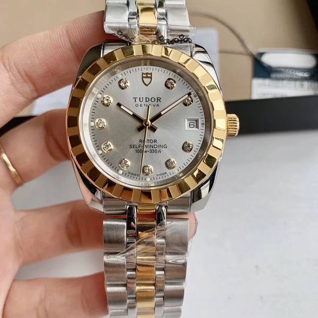 彰显佩戴者王者风范*灵魂之作* 独特造型三角坑纹外圈，硬朗中又透出几分典雅，磨砂和缎面抛光相间打磨，展现贵金属材质光泽，稳重大气，表壳圆润结实，渗透出品牌坚固耐