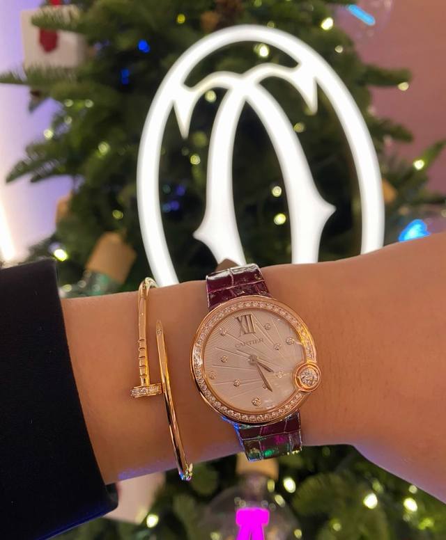 光 钻 卡地亚白气球新年限定腕表 Ballon Blanc 融合红色 金色和白色 以喜庆且典雅的丰富色调呼应瑞意吉祥的新春气氛 以4时位置的钻石象征月亮 传达团