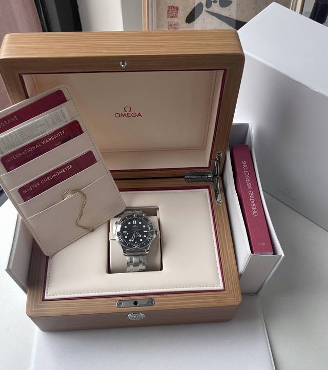 老婆送的欧米茄黑色海马300，这个幸福度是多少？这在男士礼物里算什么段位！#男生手表 #欧米茄 #欧米茄海马 #男士腕表 #男人的手表 #男士穿搭 #欧米茄男表