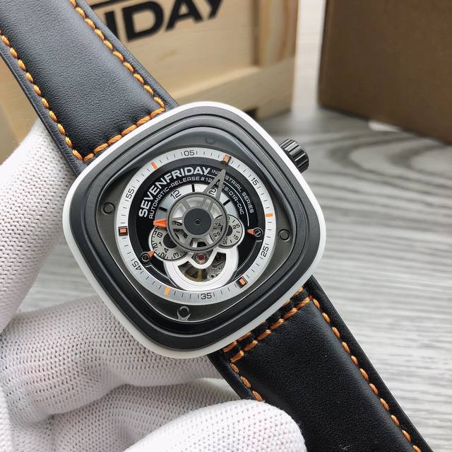 保证 支持验证 七个星期五Sevenfirday 手表型号： Sevenfriday 列手表 昵称为霸凌 Bully 具有一个经凝灰色真空镀膜处理的不锈钢金属外