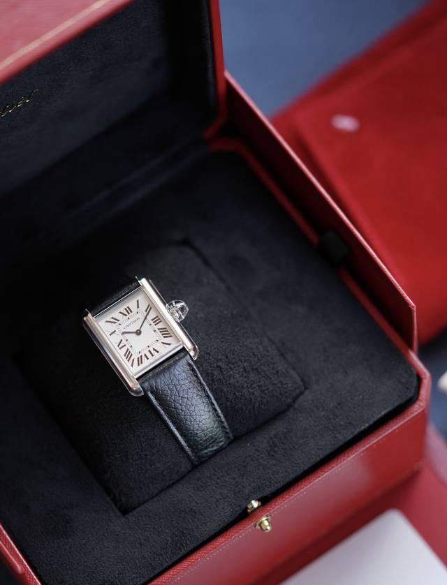 卡地亚坦克系列 型号Wsta0041石英机芯 18K黄金材质33.7X25.5Mm表径 24年 未使用全套