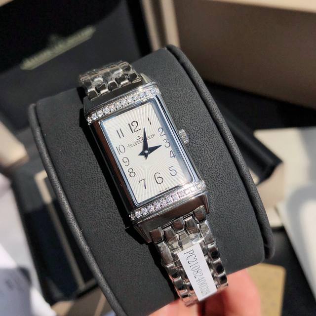 积家翻转腕表，表盘镶嵌26颗Vs级足反钻石。附Gtc检测证书。一表一证。搭载瑞士进口石英机芯。进口德国316升级版精钢款 采用细腻纤长的线条设计，纯手工拉丝工艺