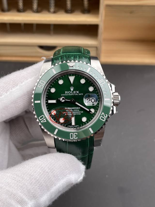 Vs新品，市场唯一一款绿鬼皮带款，表带处与表头吻合完全一置，3135一体机机芯，全自动机械机芯！劳力士水鬼系列，长盛不衰经典绿鬼！！耗时三年终于推复刻至尊版，十