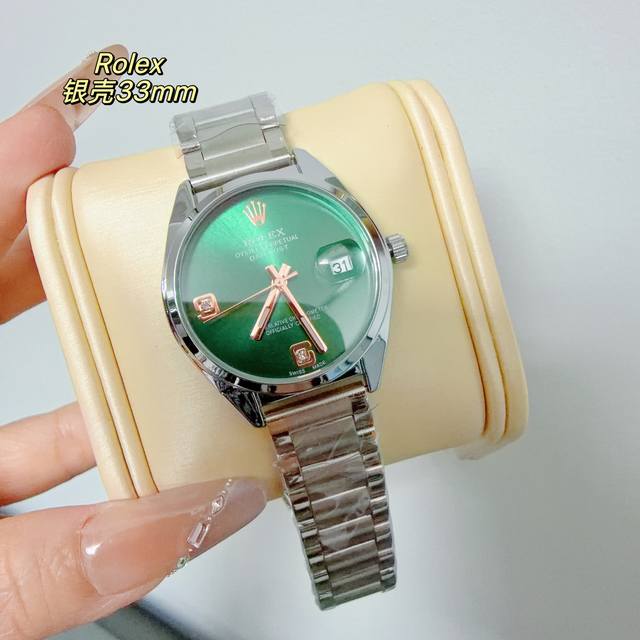 新款推荐 劳力士 33Mm精致时尚女款～贴镜日历，进口机芯，爆款推荐 设计显出独特高贵优雅女神气质！316精钢搭配蝴蝶扣，不显浮华的风格广受女神喜爱，逐渐深刻人