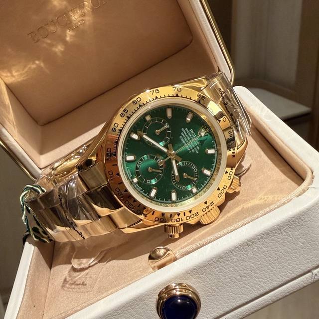 新款绿金迪 没人能抗拒它的颜值 在强光下直接美到失语 高级感爆棚！沉甸甸的质感 戴过绿迪的人 才懂那一抹绿的魔力 男女都可佩带 石英 40Mm