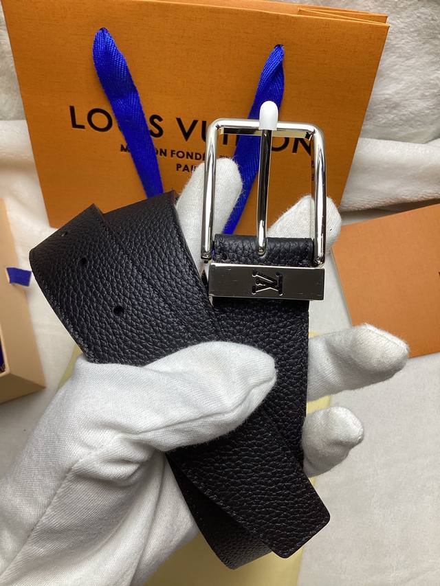 Grade: Original, same as in boutiques, original buckle, original packaging. Rea