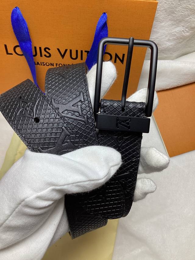 Grade: Original, same as in boutiques, original buckle, original packaging. Rea