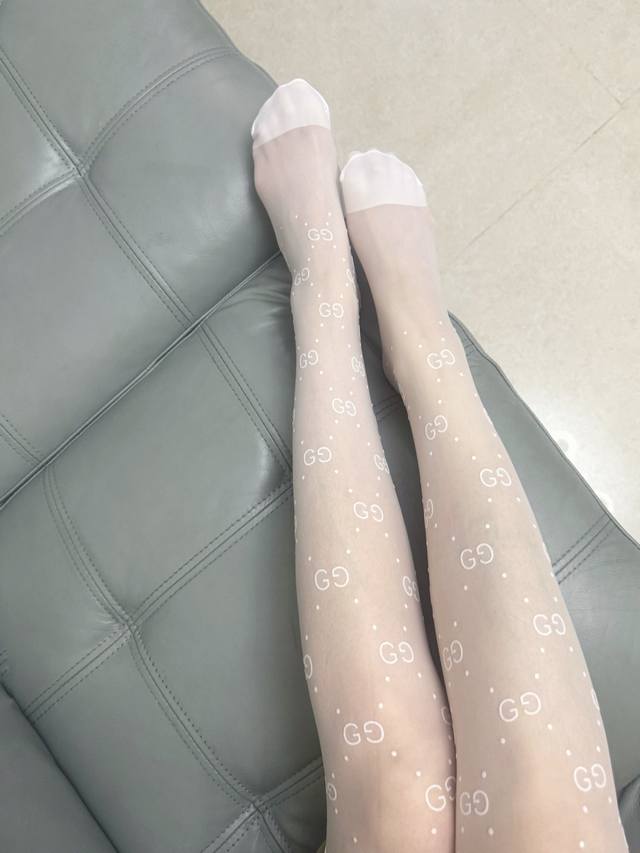 Comes with packaging DDD One box contains one pair of Gucci double G letter flo