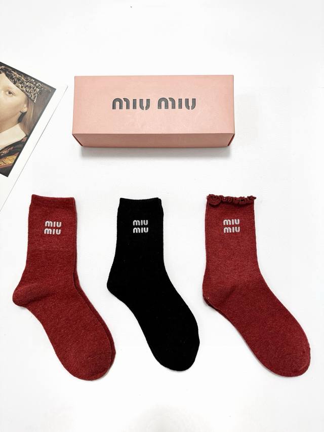 Packaged DDD One box contains 3 pairs DDD Miu Miu classic logo wool mid-calf so