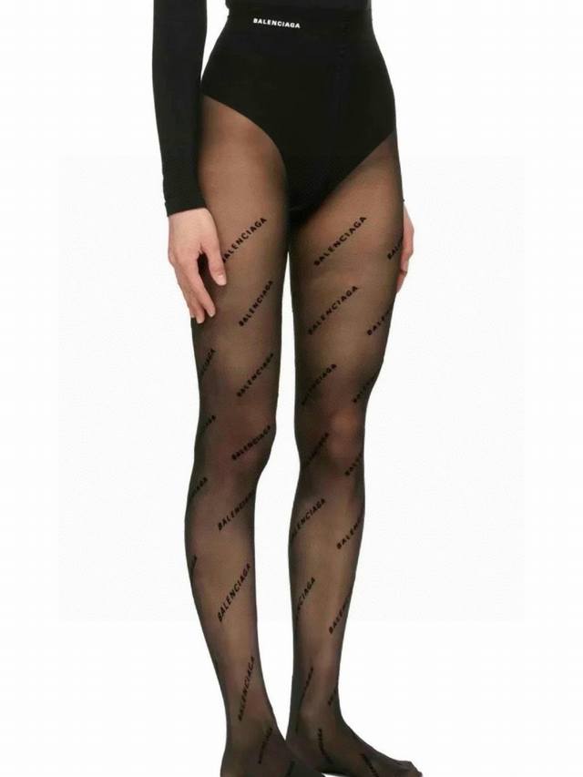 High-quality version with printed logo on the waist. Comes with packaging. One