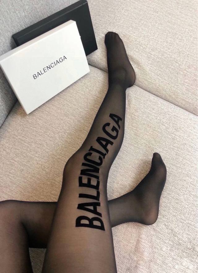 Comes with packaging DDD One box contains one pair of Balenciaga flocked letter