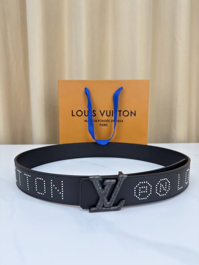 Lv studded belt with brass buckle is here! The black leather lining features stu