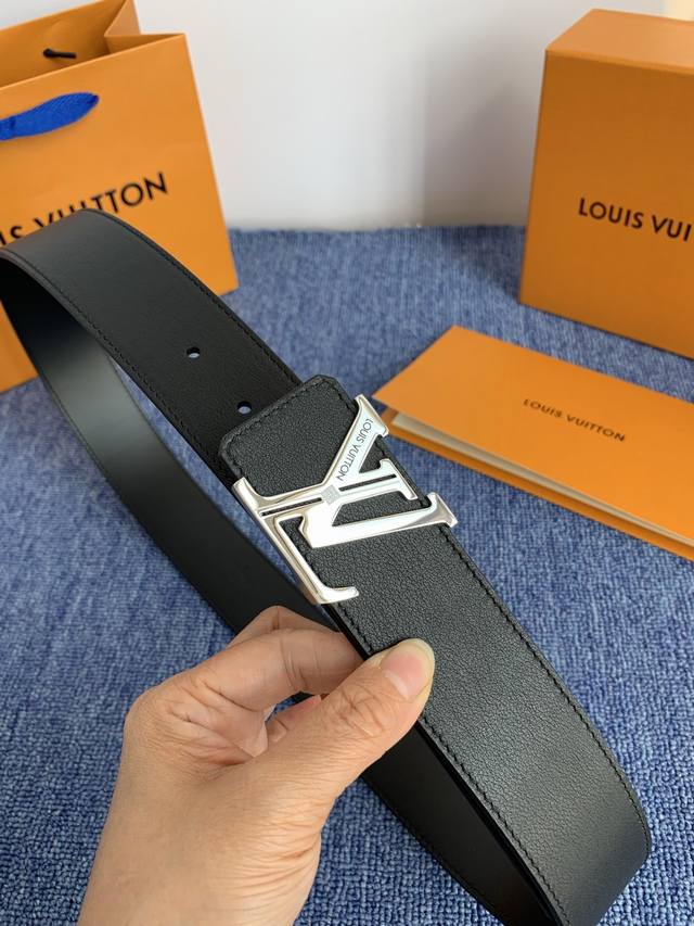 Brand: LV 4.0cm 55095 DDD Description: This belt features an LV buckle with a b