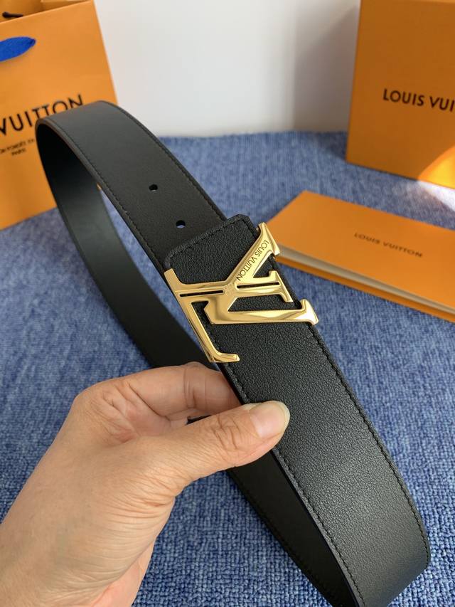 Brand: LV 4.0cm 550100 DDD Description: This belt features an LV buckle with a
