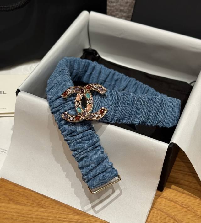 Chanel Colored Rhinestone Belt DDD Made of soft and elastic silver lambskin, th