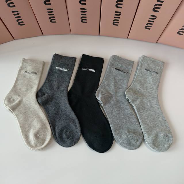 Comes with packaging DDD Miu Miu's new mid-length slouch socks! One box contain
