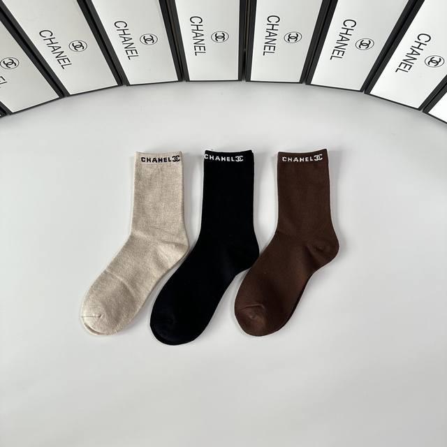 Comes with packaging DDD Chanel's new classic wool mid-length slouch socks! 3 p