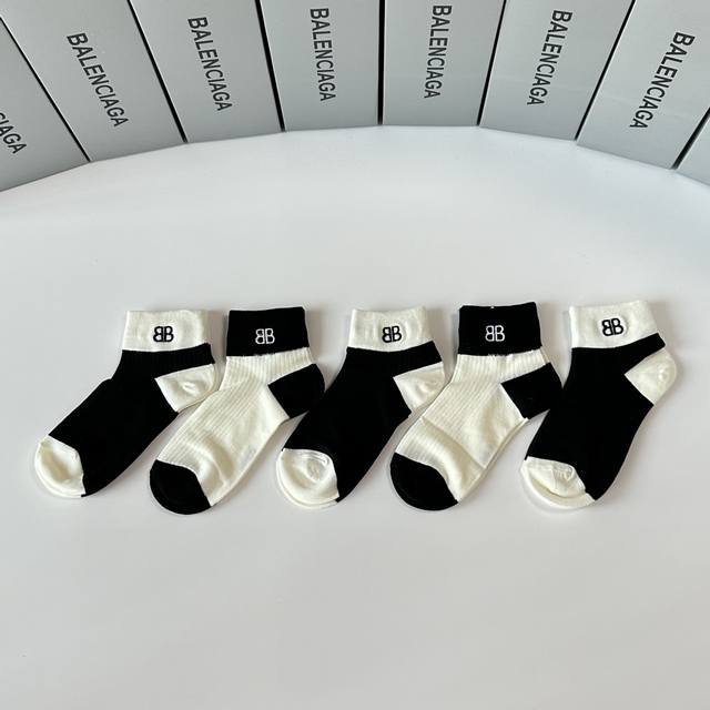 Comes with boutique packaging! Balenciaga new mid-length slouch socks! Five pai