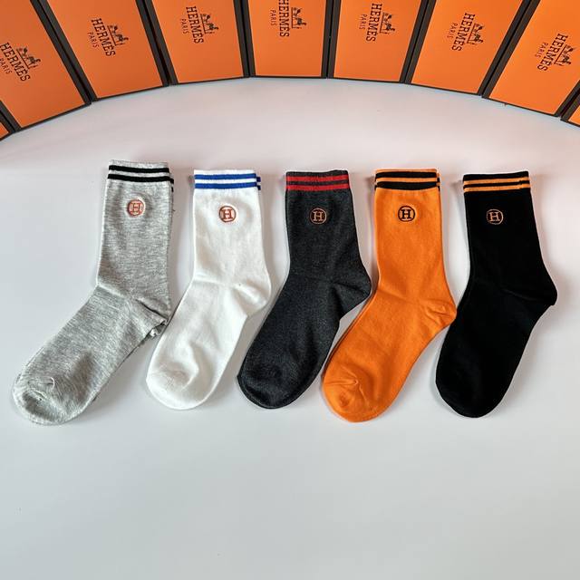 Comes with boutique packaging! Hermes new embroidered mid-length slouch socks!