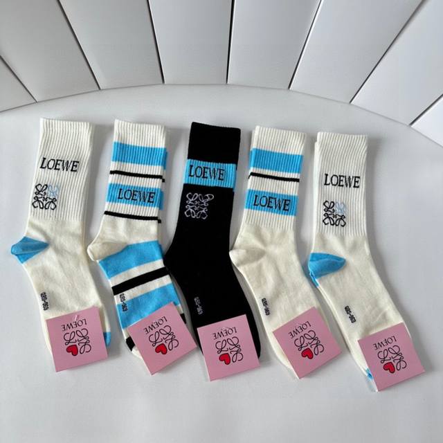 With packaging DDD Loewe's new classic mid-length slouch socks! Five pairs per
